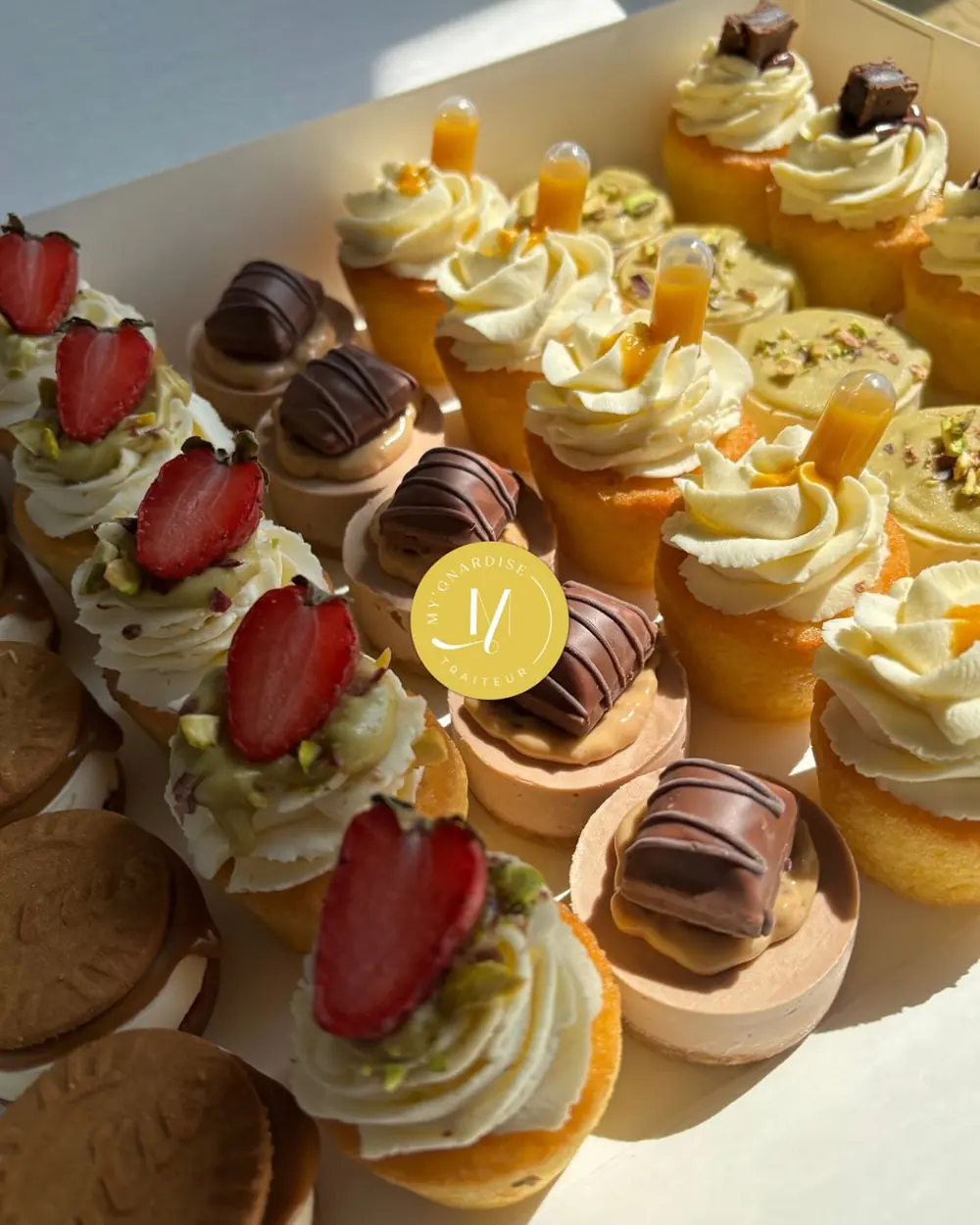 Cupcakes chantilly à la fraise et à la pistache, cheesecakes au chocolat
